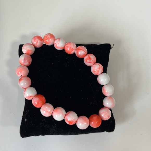 Handmade simplistic coral colored marble beaded bracelet - Picture 2 of 2